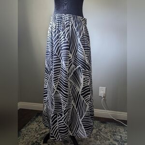 LOFT Dark Blue & White Zebra Print Maxi Skirt - Size M - Pockets w Elastic Waist